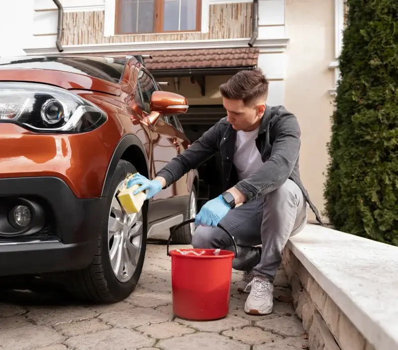 Lavage auto à domicile Sarry : professionnel intervenant sur un véhicule